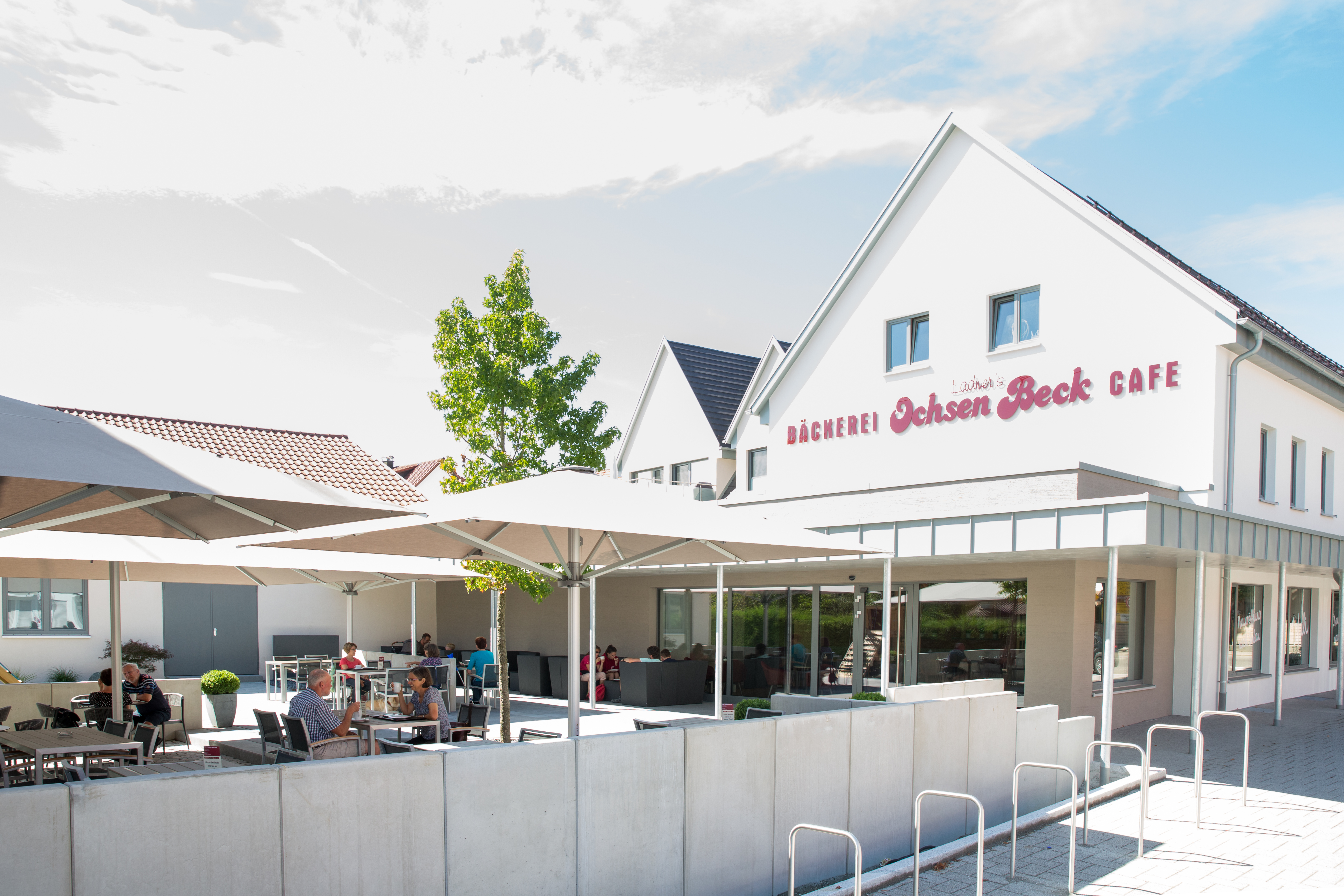
    
            
                    Ladner´s Ochsenbeck Café Außenbereich
                
        
