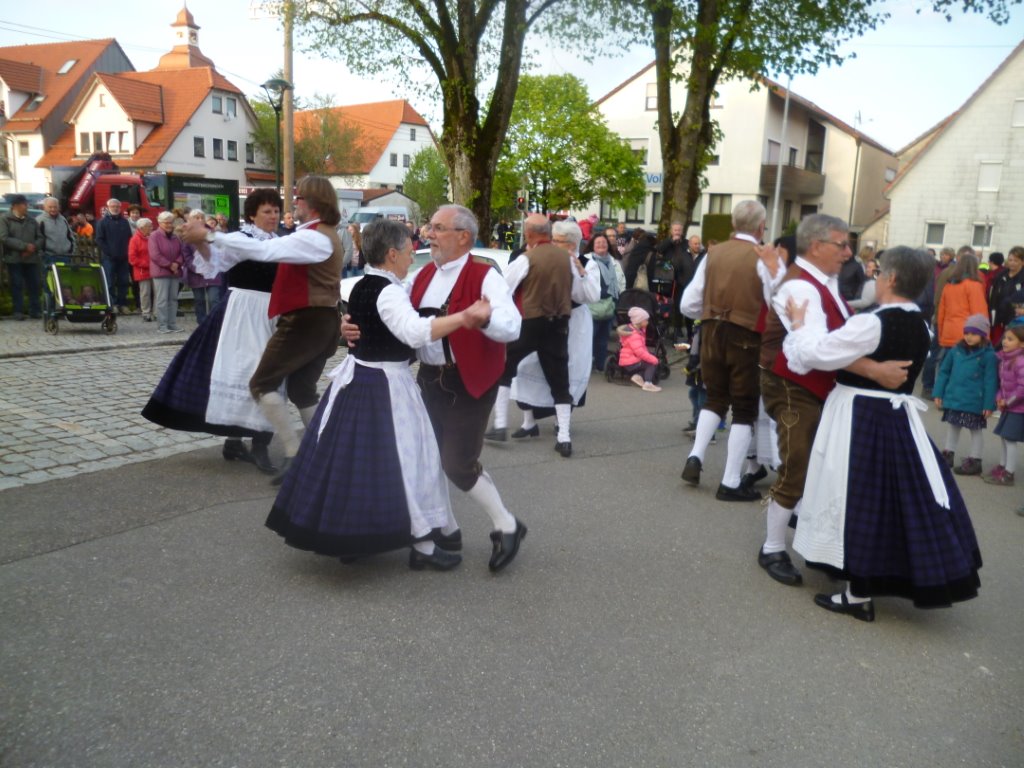 
    
            
                    Trachtengruppe beim Tanz in den Mai
                
        
