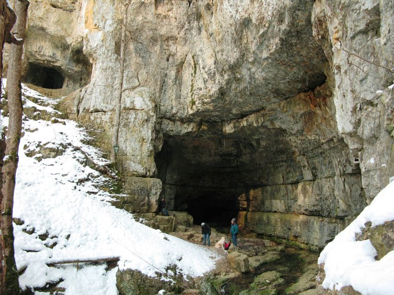 
    
            
                    Portal zur Falkensteiner Höhle im Winter
                
        
