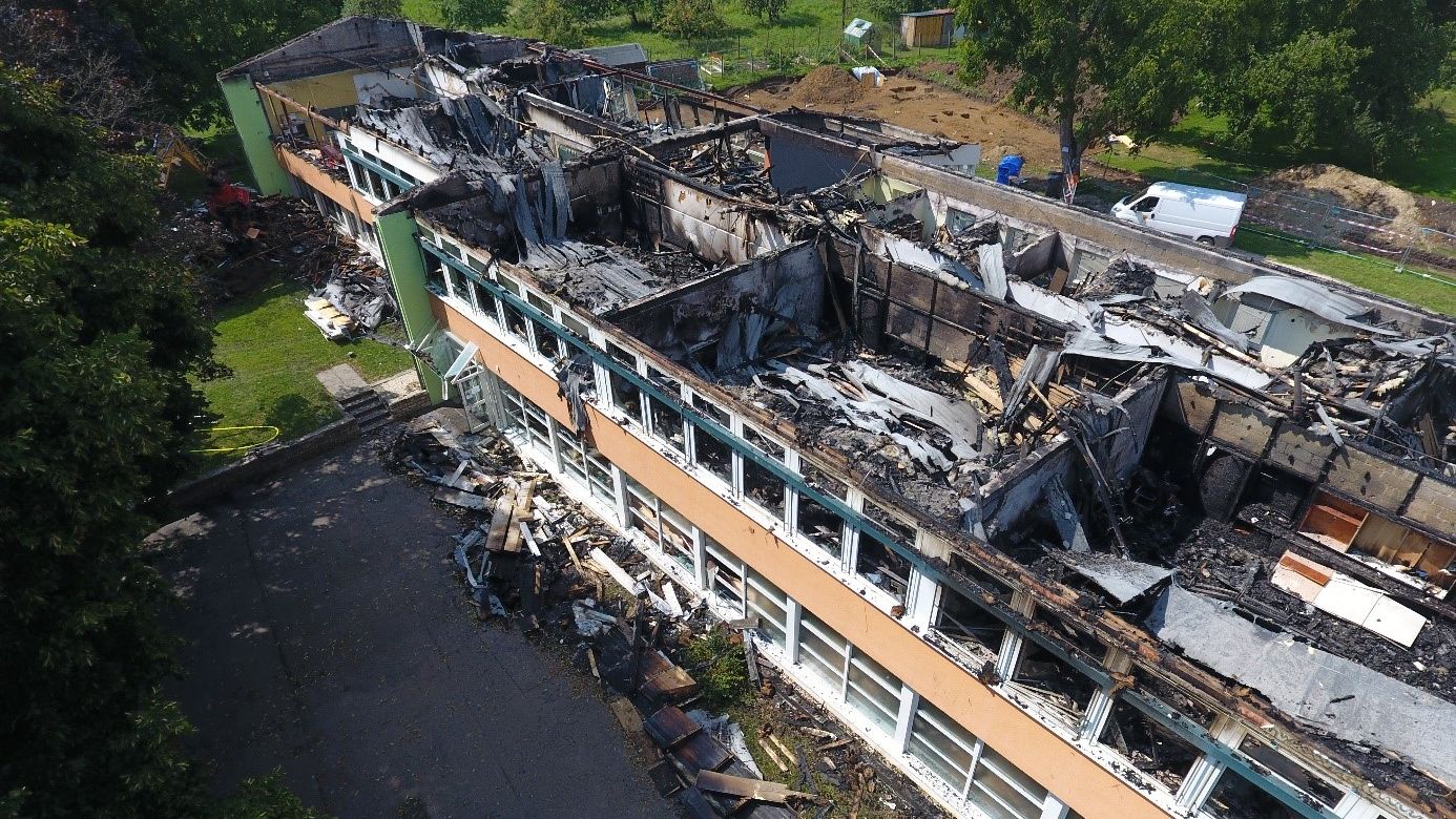
    
            
                    Abgebranntes Schulgebäude
                
        
